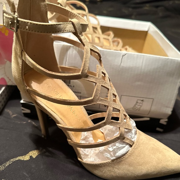 Natural heels never been worn. Size 6 - Picture 3 of 5